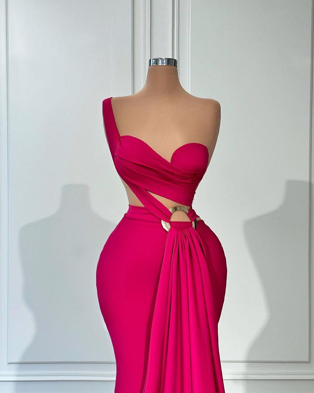 Langes, ärmelloses Ballkleid aus Satin im Meerjungfrau-Stil mit einer Schulter