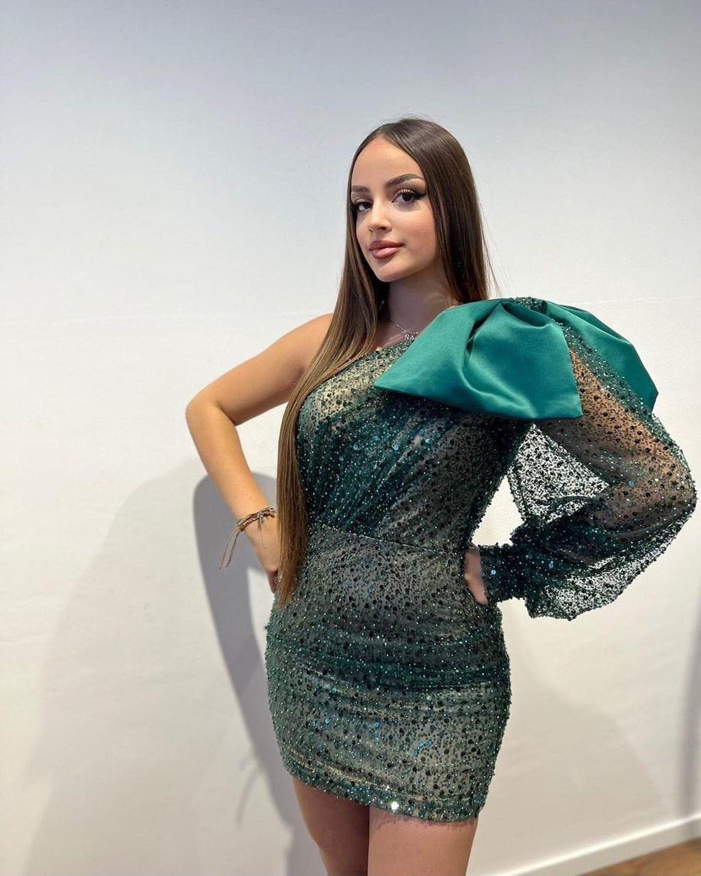 Kurzes, eng anliegendes Ballkleid mit einer Schulter und Pailletten, langen Ärmeln