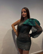 Kurzes, eng anliegendes Ballkleid mit einer Schulter und Pailletten, langen Ärmeln