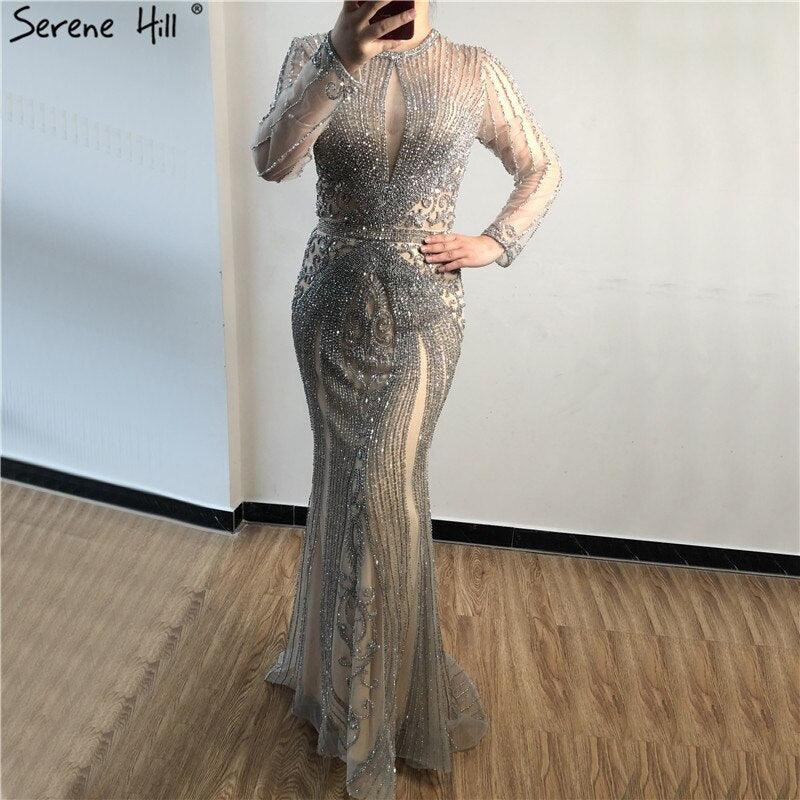 Vestido de noche de lujo gris de manga larga estilo Dubái, escote redondo, corte sirena con diamantes, talla grande 2024, Serene Hill LA70116 