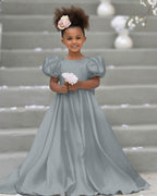 Kleid für Blumenmädchen mit Puffärmeln, Schleife, Knopfleiste hinten und Schleppe 