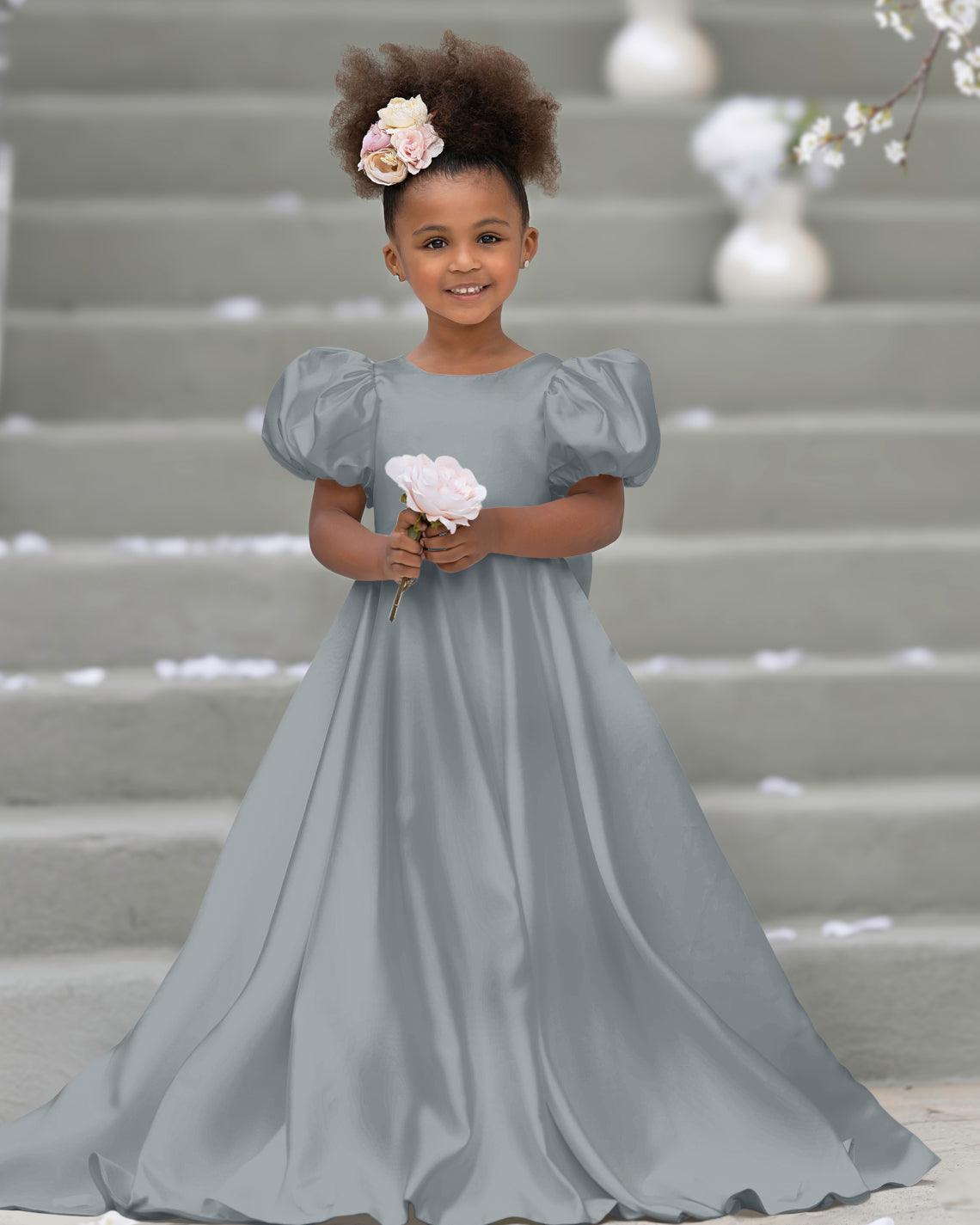 Kleid für Blumenmädchen mit Puffärmeln, Schleife, Knopfleiste hinten und Schleppe 