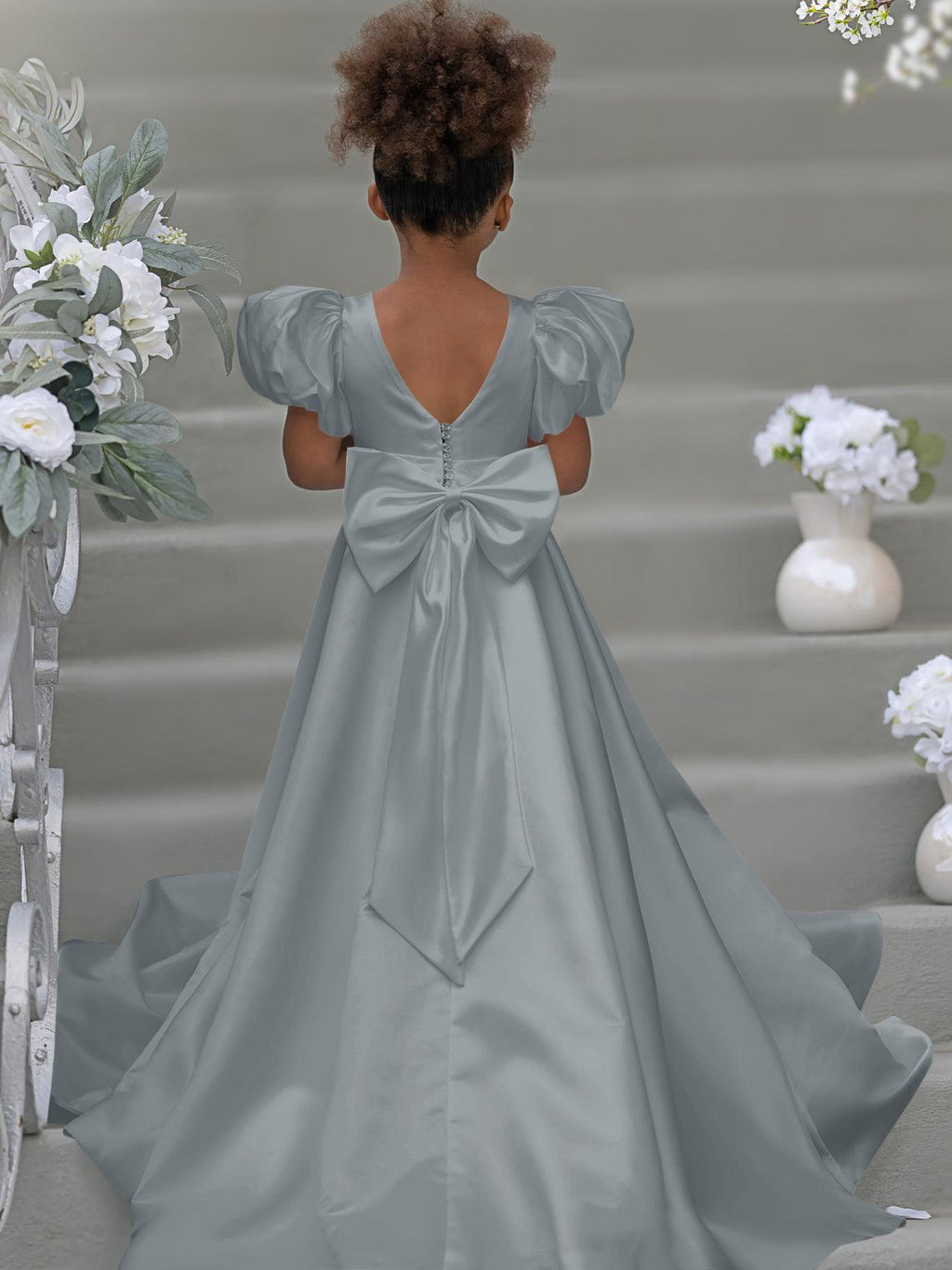 Kleid für Blumenmädchen mit Puffärmeln, Schleife, Knopfleiste hinten und Schleppe 
