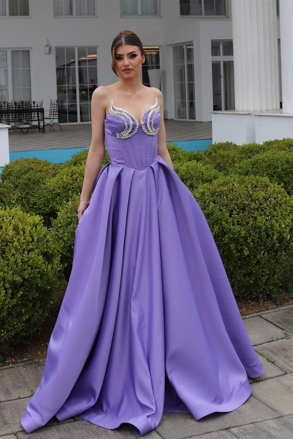 Elegantes A-Linien-Ballkleid mit Herzausschnitt und ärmellosen Rüschen aus Satin in Lila