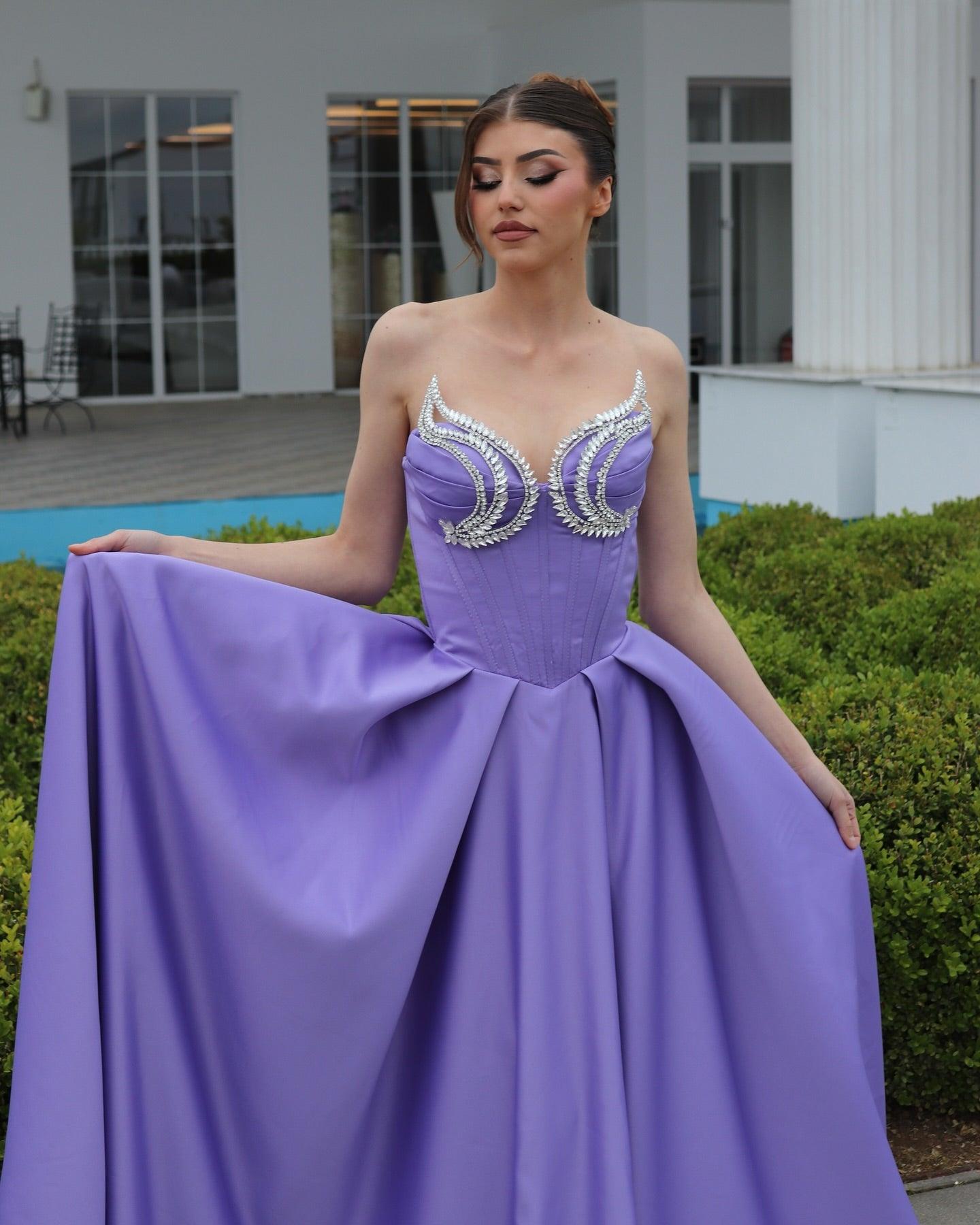 Elegantes A-Linien-Ballkleid mit Herzausschnitt und ärmellosen Rüschen aus Satin in Lila