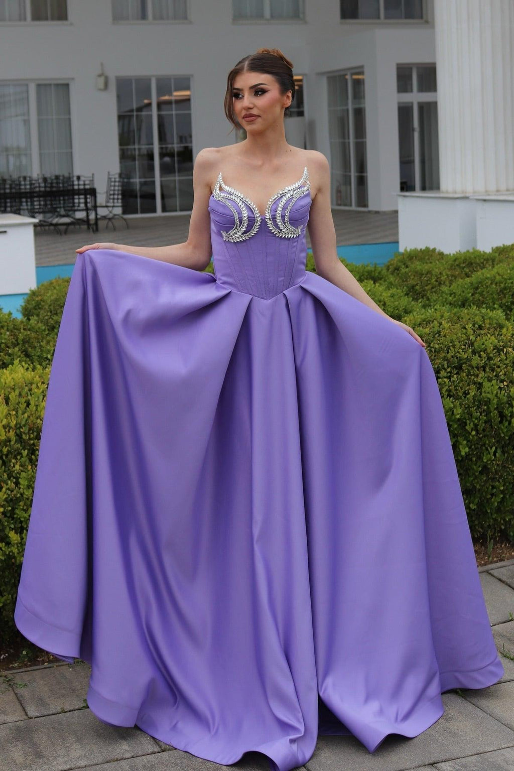 Elegantes A-Linien-Ballkleid mit Herzausschnitt und ärmellosen Rüschen aus Satin in Lila