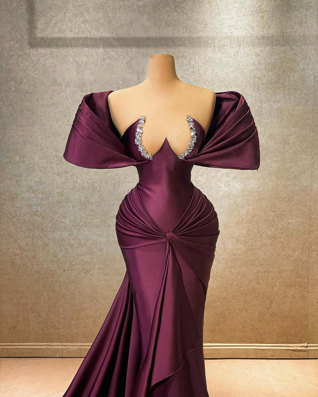 Elegantes, langes Ballkleid aus Satin mit Flügelärmeln und schulterfreien Rüschen in A-Linie