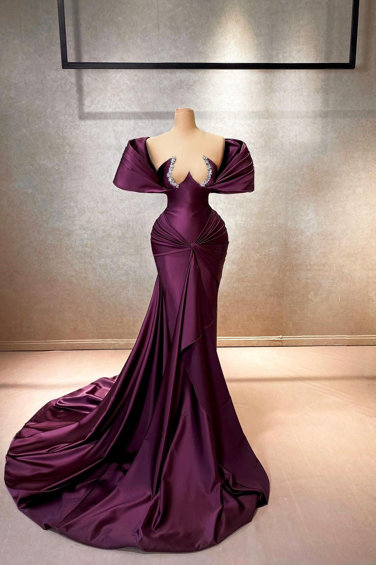 Elegantes, langes Ballkleid aus Satin mit Flügelärmeln und schulterfreien Rüschen in A-Linie