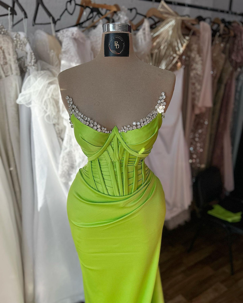 Elegante säulenförmige Spaghettiträger ärmellose Rüschen Satin Ballkleider