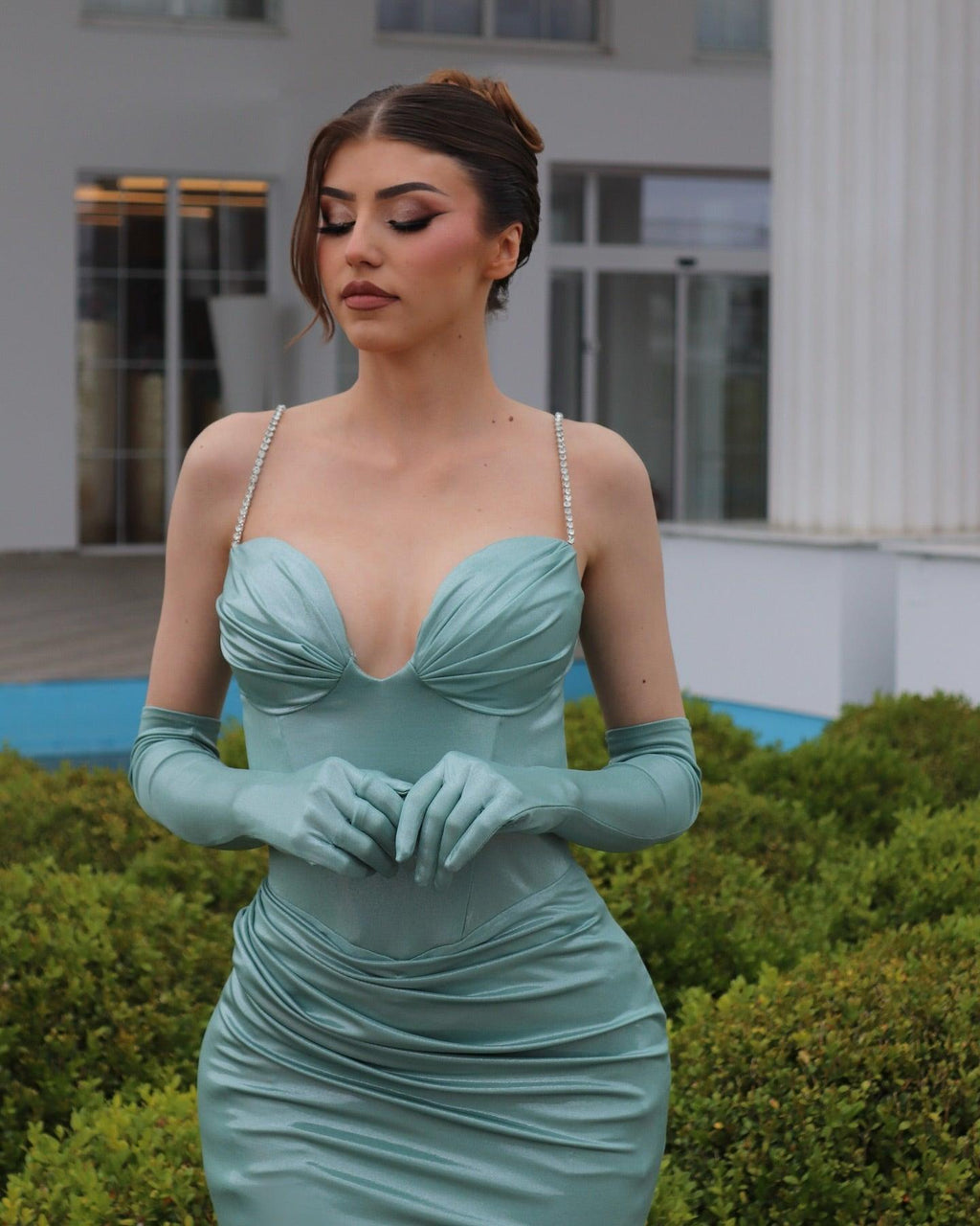Elegantes, säulenförmiges Ballkleid mit Spaghettiträgern und herzförmigem Ausschnitt und ärmellosen Rüschen aus Satin