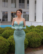 Elegantes, säulenförmiges Ballkleid mit Spaghettiträgern und herzförmigem Ausschnitt und ärmellosen Rüschen aus Satin