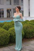Elegantes, säulenförmiges Ballkleid mit Spaghettiträgern und herzförmigem Ausschnitt und ärmellosen Rüschen aus Satin