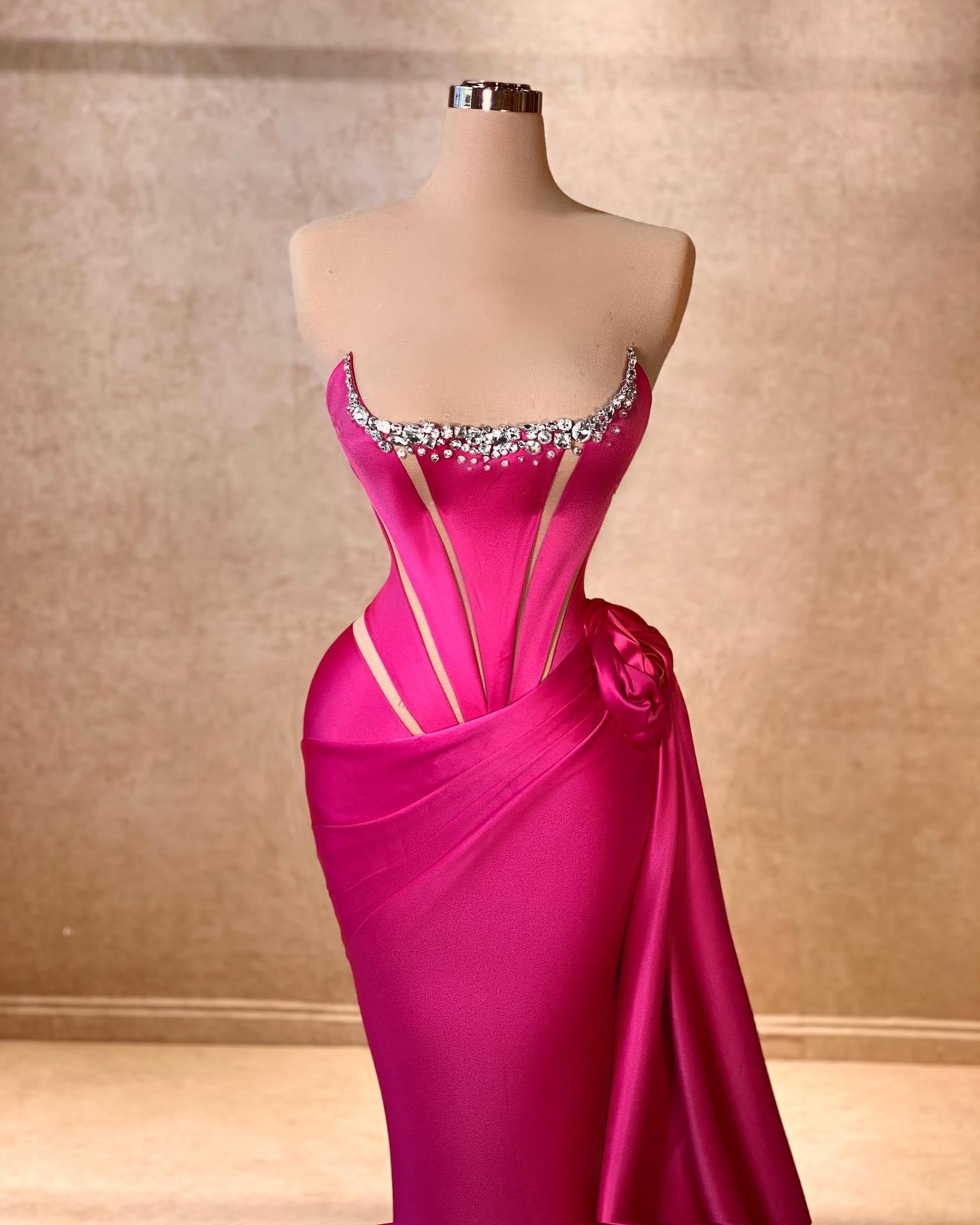 Elegantes, säulenförmiges, quadratisches, ärmelloses, Strass-Satin-Ballkleid in Fuchsie