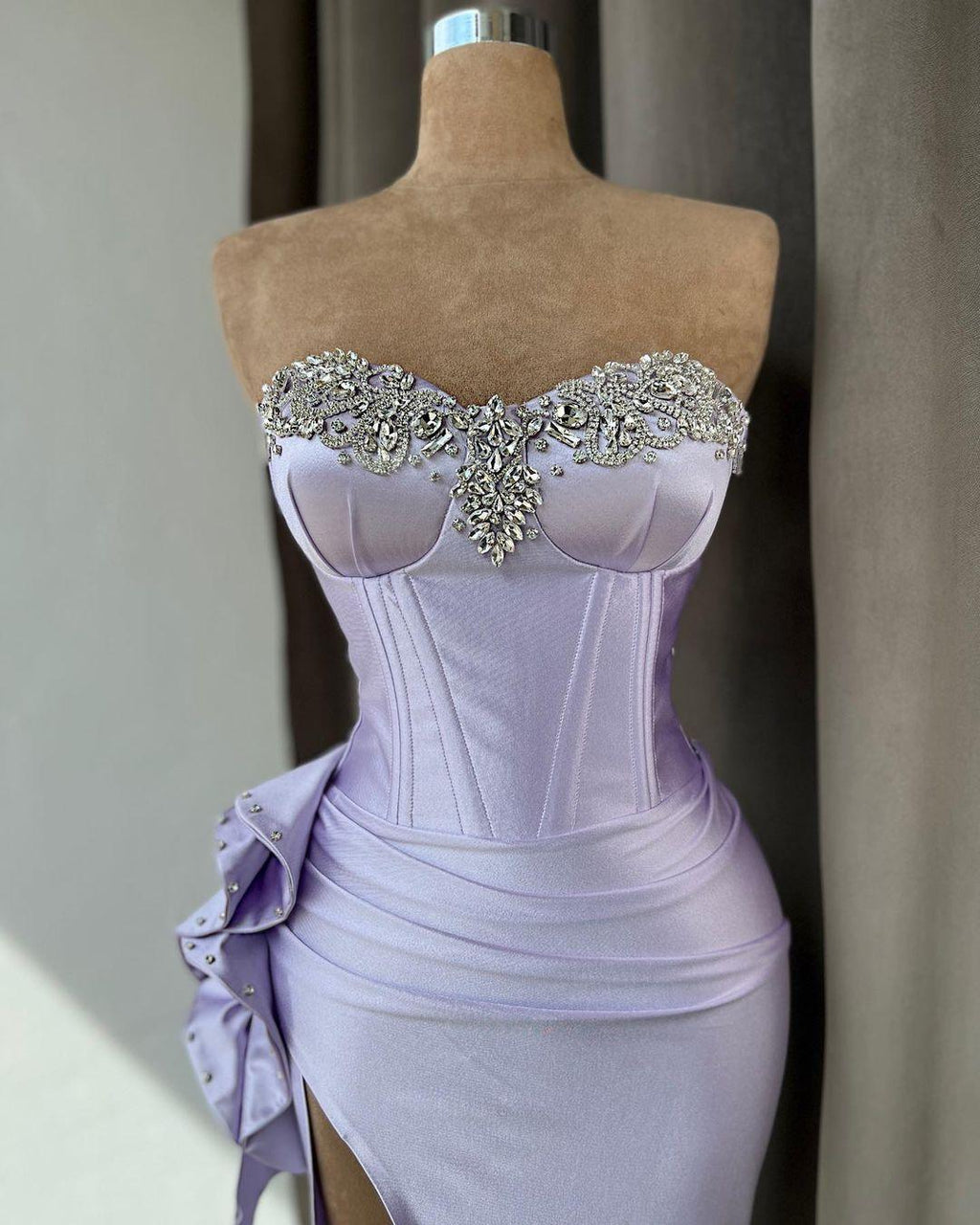 Elegantes Ballkleid mit säulenförmigem Ausschnitt und Perlenverzierung und Rüschen