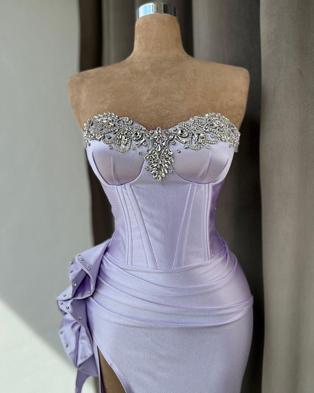 Elegantes Ballkleid mit säulenförmigem Ausschnitt und Perlenverzierung und Rüschen