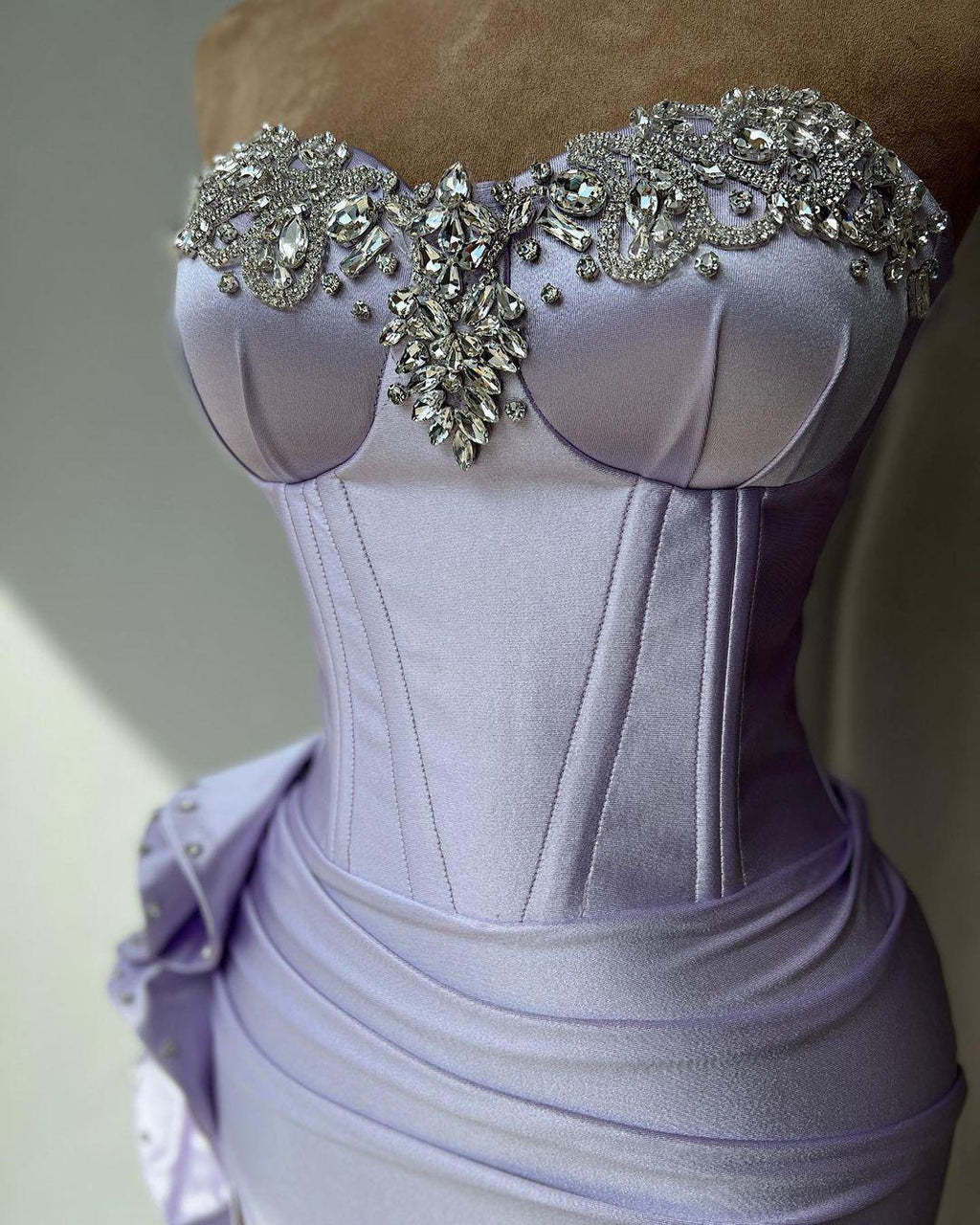 Elegantes Ballkleid mit säulenförmigem Ausschnitt und Perlenverzierung und Rüschen