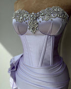 Elegantes Ballkleid mit säulenförmigem Ausschnitt und Perlenverzierung und Rüschen