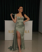 Elegantes Ballkleid mit herzförmigem Ausschnitt und Rüschen in Dusty Sage