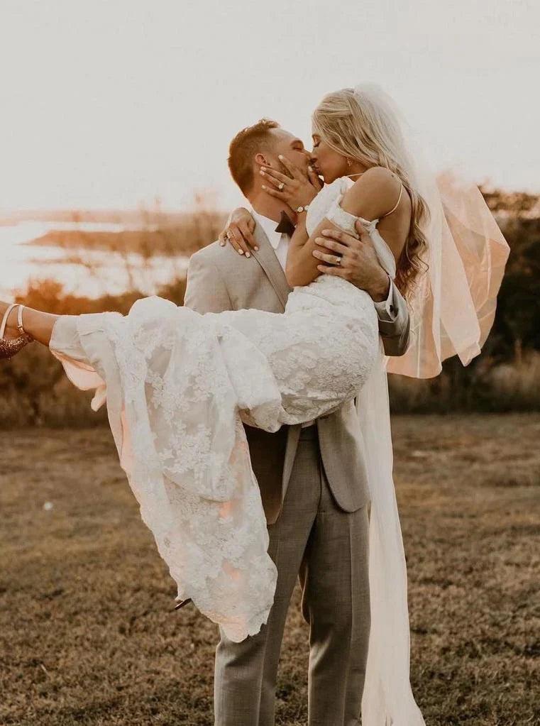 Vestidos de novia elegantes color marfil con tirantes finos, tul, encaje, escote en V y apliques