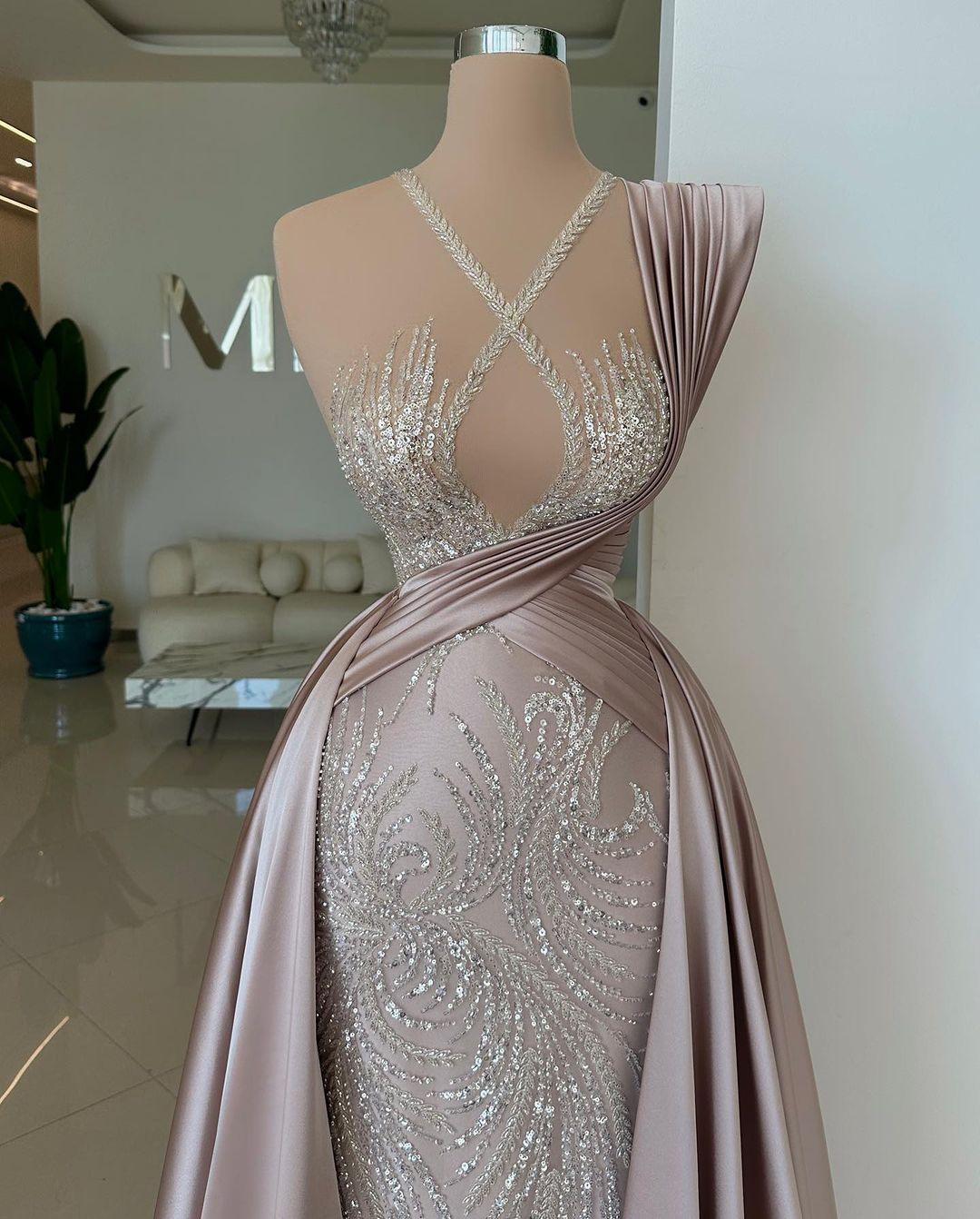Elegantes langes A-Linien-Ballkleid aus Satin mit Pailletten und Spitze