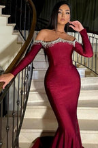 Elegante vestido de fiesta largo color burdeos con escote sirena, pedrería y mangas largas