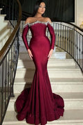 Elegante vestido de fiesta largo color burdeos con escote sirena, pedrería y mangas largas