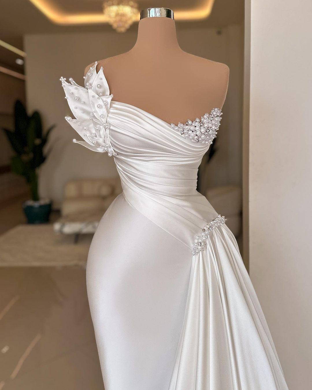 Elegantes langes elfenbeinfarbenes ärmelloses Meerjungfrau-Ballkleid aus Satin mit Perlen
