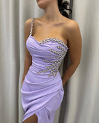 Elegantes langes Meerjungfrau-Abendkleid mit einer Schulter und Schlitz