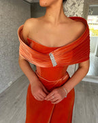 Elegantes langes Meerjungfrau-Abendkleid mit einer Schulter und Schlitz