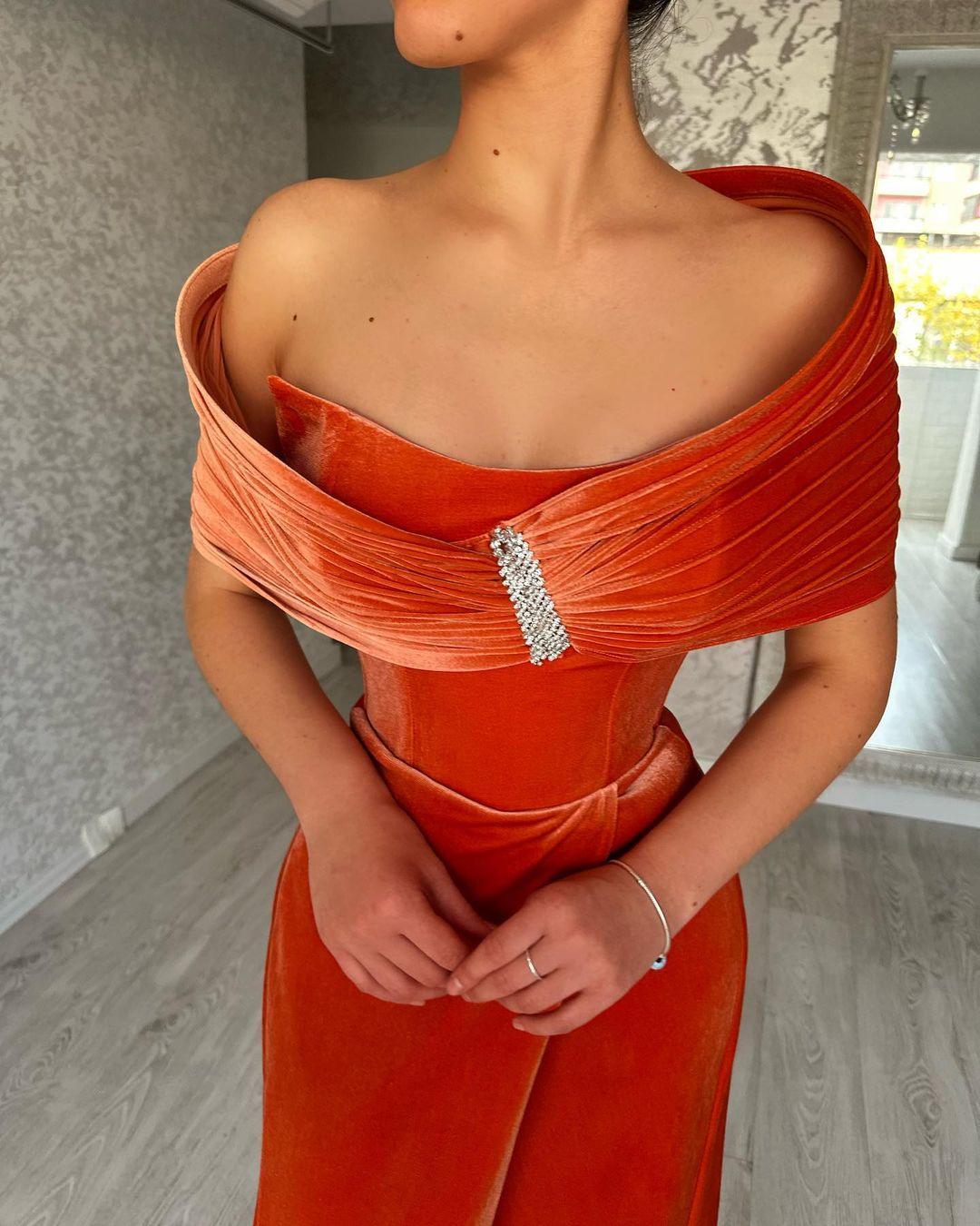 Elegantes langes Meerjungfrau-Abendkleid mit einer Schulter und Schlitz