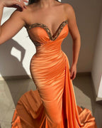 Elegantes langes orangefarbenes ärmelloses Meerjungfrau-Ballkleid aus Satin mit Kristallen