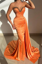 Elegantes langes orangefarbenes ärmelloses Meerjungfrau-Ballkleid aus Satin mit Kristallen