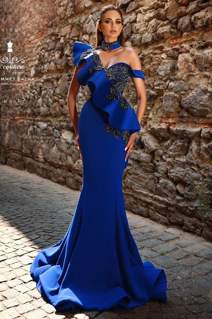 Elegantes langes königsblaues One-Shoulder-Meerjungfrau-Ballkleid mit Perlenbesatz und Spitze und Rüschen
