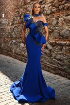 Elegantes langes königsblaues One-Shoulder-Meerjungfrau-Ballkleid mit Perlenbesatz und Spitze und Rüschen