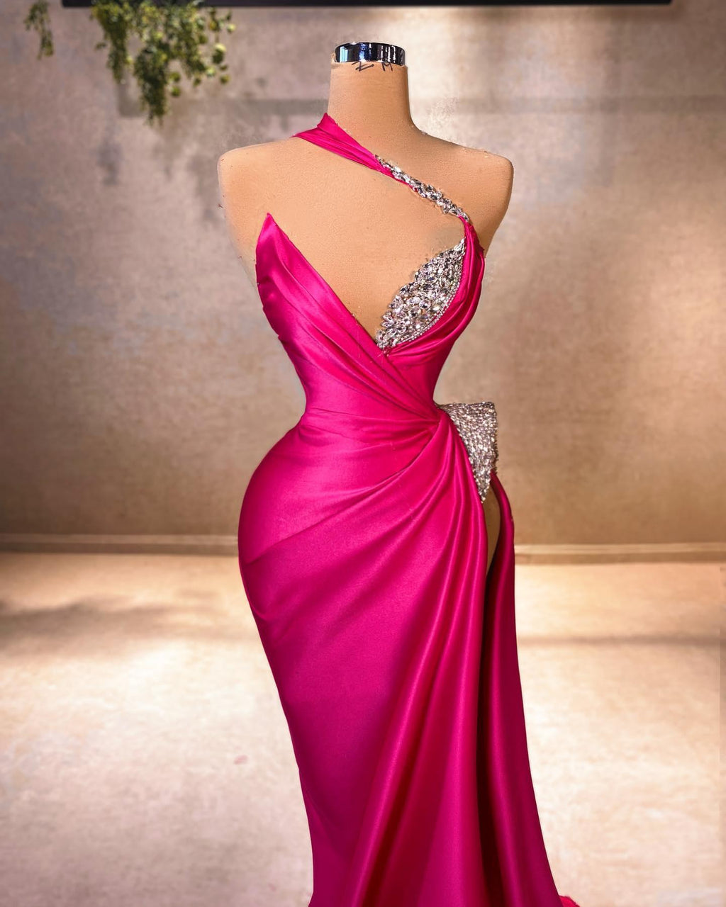 Elegantes Meerjungfrau-Abendkleid mit V-Ausschnitt, ärmellos, Rüschen, Satin, Schlitz vorn, Fuchsia