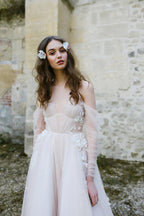 Vestidos de novia elegantes con escote redondo y mangas largas de tul con flores