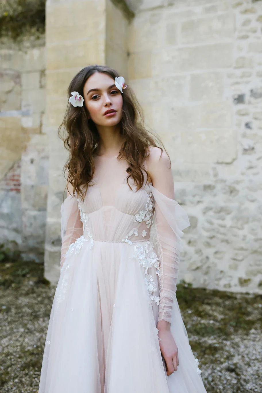 Vestidos de novia elegantes con escote redondo y mangas largas de tul con flores