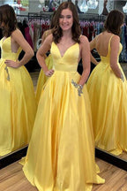 Vestidos de fiesta elegantes con tirantes finos, corte en A, satén, escote en V y bolsillos con cuentas.