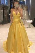 Vestidos de fiesta elegantes con tirantes finos, corte en A, satén, escote en V y bolsillos con cuentas.