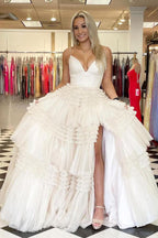 Elegante vestido de fiesta largo de tul con escote en V y abertura lateral en capas