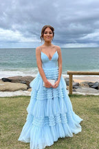 Elegante vestido de fiesta largo de tul con escote en V y abertura lateral en capas
