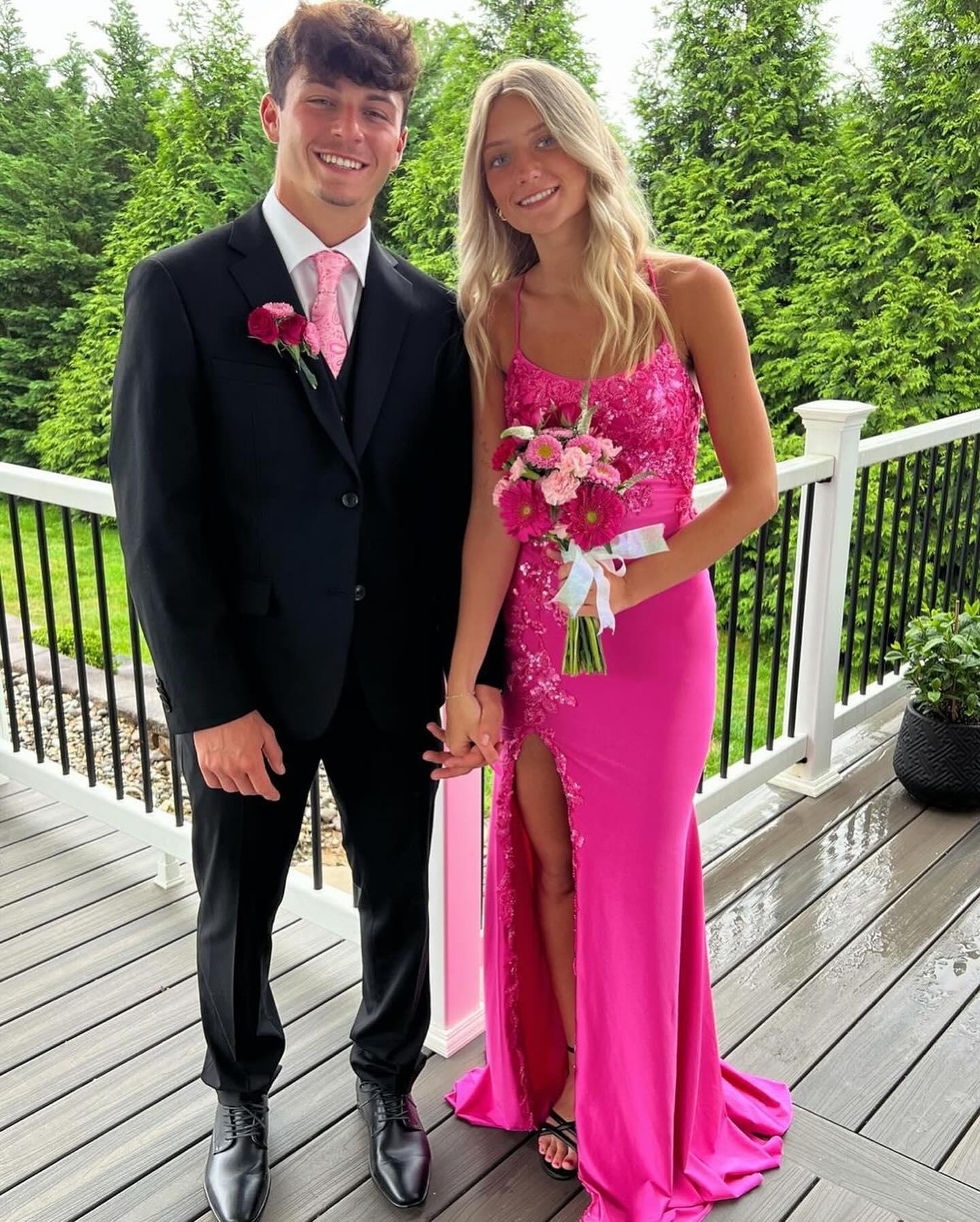 Fabelhaftes, säulenförmiges, ärmelloses Ballkleid aus Satin mit Spaghettiträgern und Applikationen und Schlitz vorn in Rosa