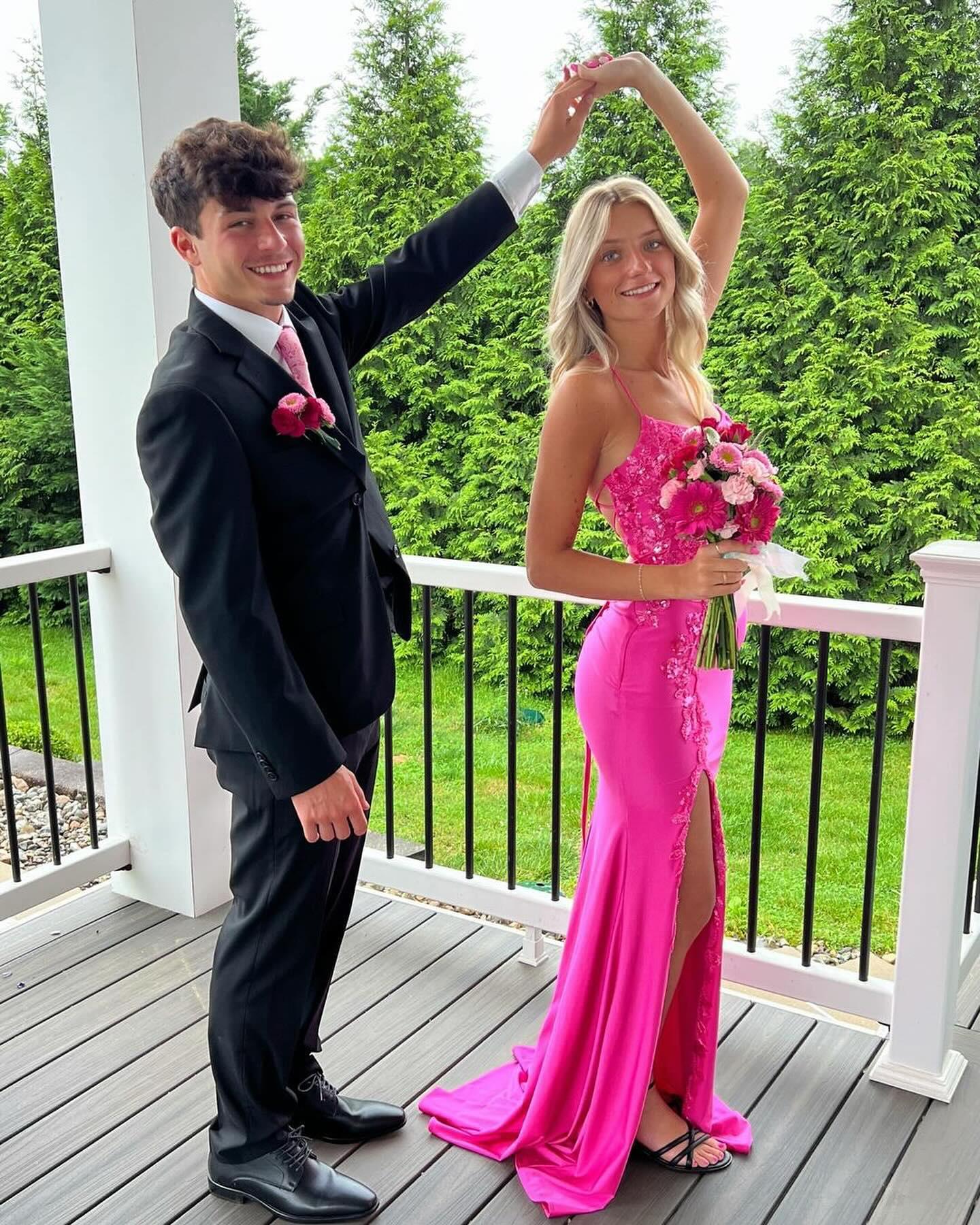Fabelhaftes, säulenförmiges, ärmelloses Ballkleid aus Satin mit Spaghettiträgern und Applikationen und Schlitz vorn in Rosa