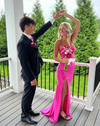 Fabelhaftes, säulenförmiges, ärmelloses Ballkleid aus Satin mit Spaghettiträgern und Applikationen und Schlitz vorn in Rosa