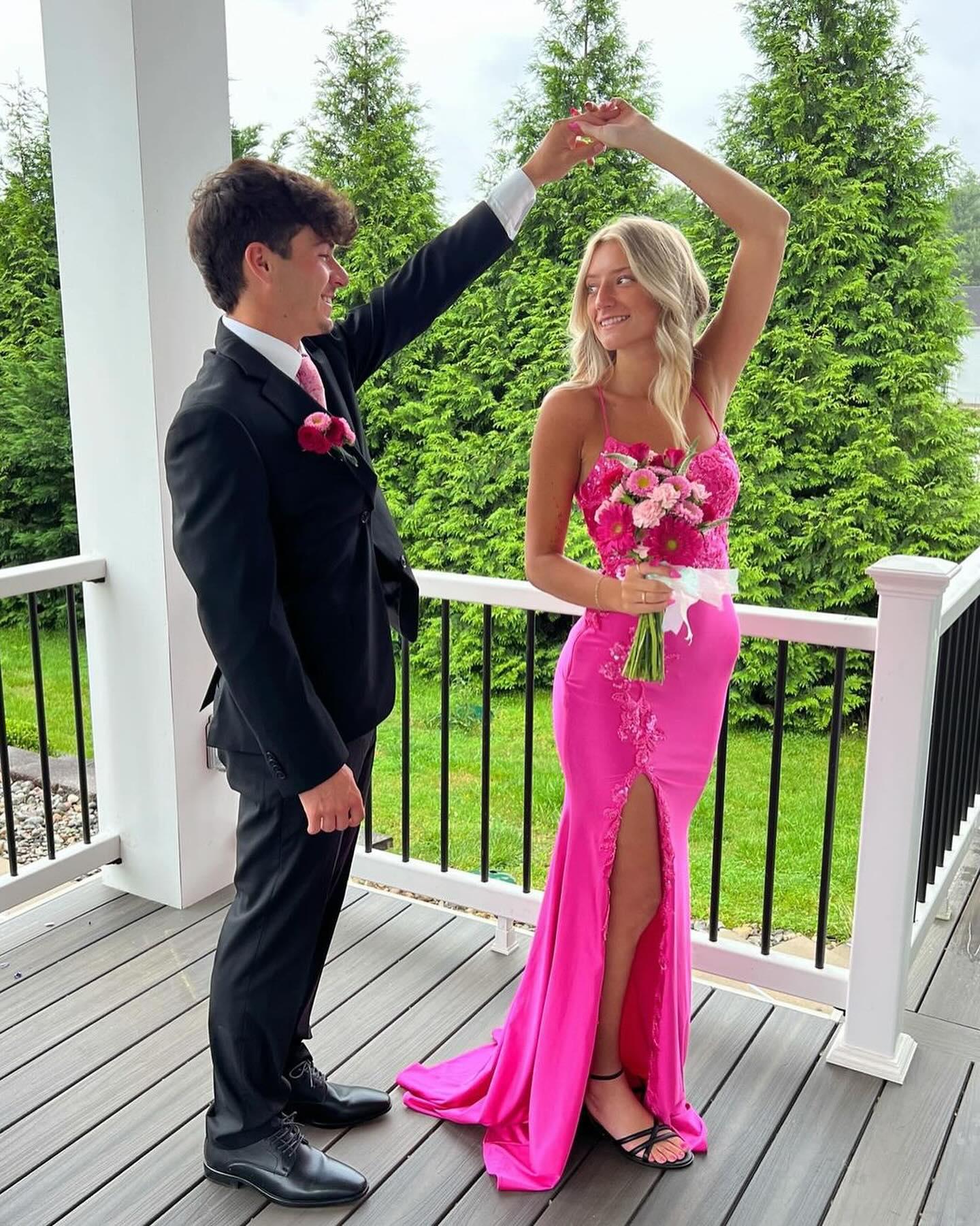 Fabelhaftes, säulenförmiges, ärmelloses Ballkleid aus Satin mit Spaghettiträgern und Applikationen und Schlitz vorn in Rosa