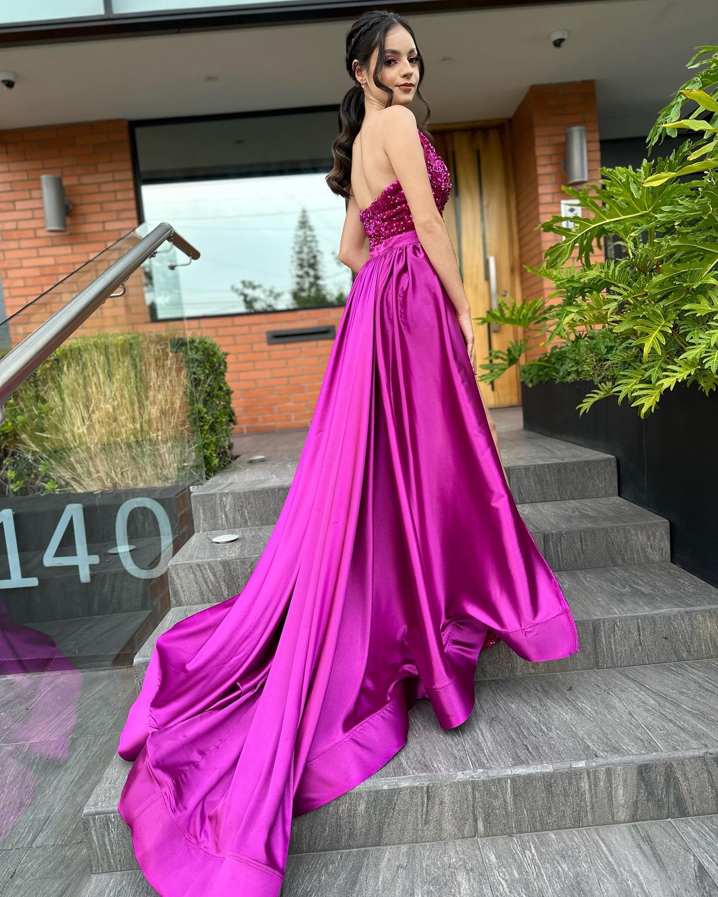 Fabelhaftes säulenförmiges, trägerloses, ärmelloses, rosa Satin-Ballkleid mit Paillettenschlitz