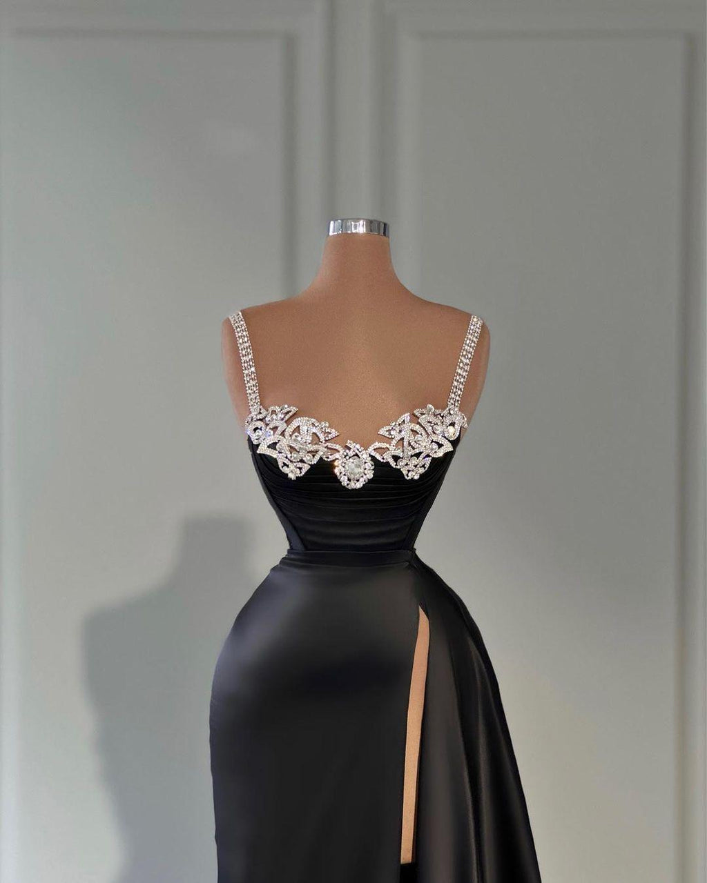 Fabelhaftes langes schwarzes A-Linien-Ballkleid mit Trägern und Kristallen, ärmellos und Schlitz