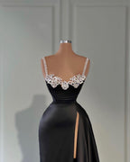Fabelhaftes langes schwarzes A-Linien-Ballkleid mit Trägern und Kristallen, ärmellos und Schlitz