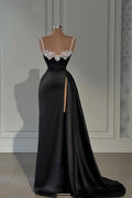 Fabelhaftes langes schwarzes A-Linien-Ballkleid mit Trägern und Kristallen, ärmellos und Schlitz