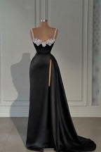 Fabelhaftes langes schwarzes A-Linien-Ballkleid mit Trägern und Kristallen, ärmellos und Schlitz
